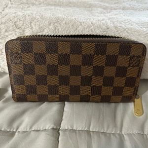 Louis Vuitton Zip around wallet